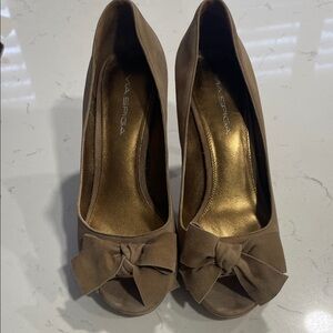 Via Spiga Women's Tan Bow Peep Toe Heels